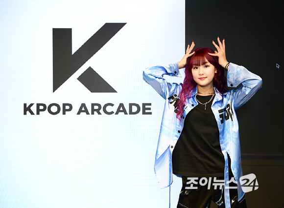 크리에이터 춤추는나율이 15일 서울 성수동 통일타워에 위치한 '케이팝 아케이드'(KPOP ARCADE)에 방문해 대표 프로그램 '비 더 아이돌'(Be The IDOL) 클래스 체험을 하고 있다. [사진=정소희 기자]