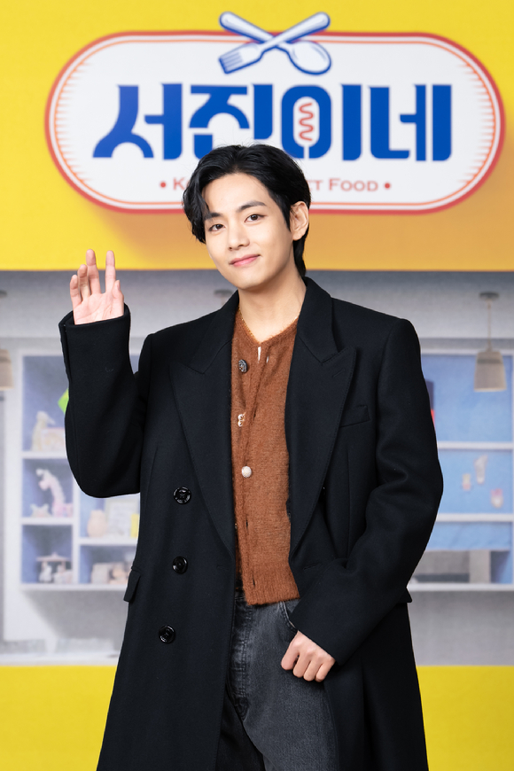 방탄소년단 뷔(김태형)가 22일 오전 온라인으로 진행된 tvN 새 예능 '서진이네' 제작발표회에 참석하고 있다. [사진=tvN]