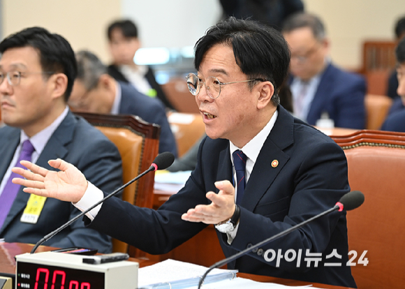 김영훈 고용노동부 장관이 15일 서울 여의도 국회에서 열린 고용노동부에 대한 국회 기후에너지환경고용노동위원회의 국정감사에서 질의에 답변하고 있다. [사진=곽영래 기자]