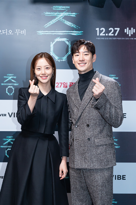 배우 문채원, 이제훈이 16일 온라인으로 진행된 네이버 오디오 무비 '층'(감독 임지환) 제작보고회에 참석해 포즈를 취하고 있다. [사진=네이버 바이브]