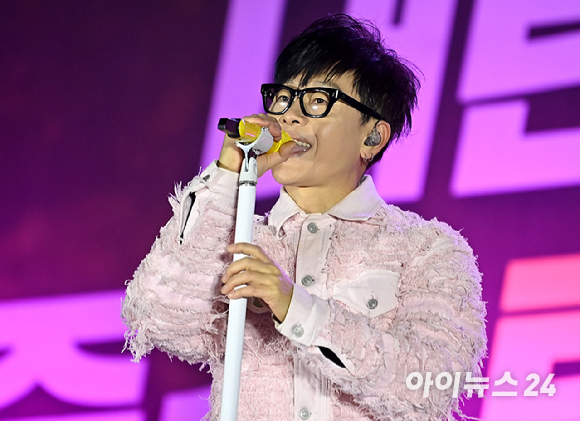 가수 이승환이 지난해 12월 서울 영등포구 산업은행 본점 앞에서 열린 '내란수괴 윤석열 즉각 탄핵! 즉각 체포! 탄핵촛불문화제'에서 공연을 하고 있다. [사진=곽영래 기자]