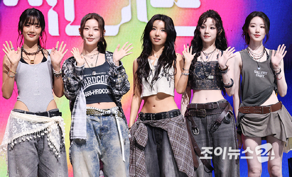 그룹 아이들이 6일 오후 서울 광진구 광장동 예스24라이브홀에서 진행된 아이들(i-dle) 아홉 번째 미니 앨범 '위 메이드'(We made) 발매 기념 쇼케이스에 참석해 포즈를 취하고 있다. [사진=문수지 기자]