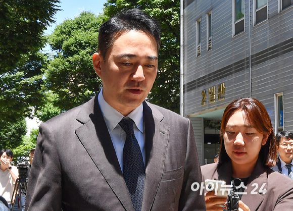 홍정도 중앙그룹 부회장이 23일 오후 서울 서초구 서울회생법원에서 열린 중앙홀딩스 회생 대표자 심문을 마치고 법원을 나서고 있다. [사진=곽영래 기자]