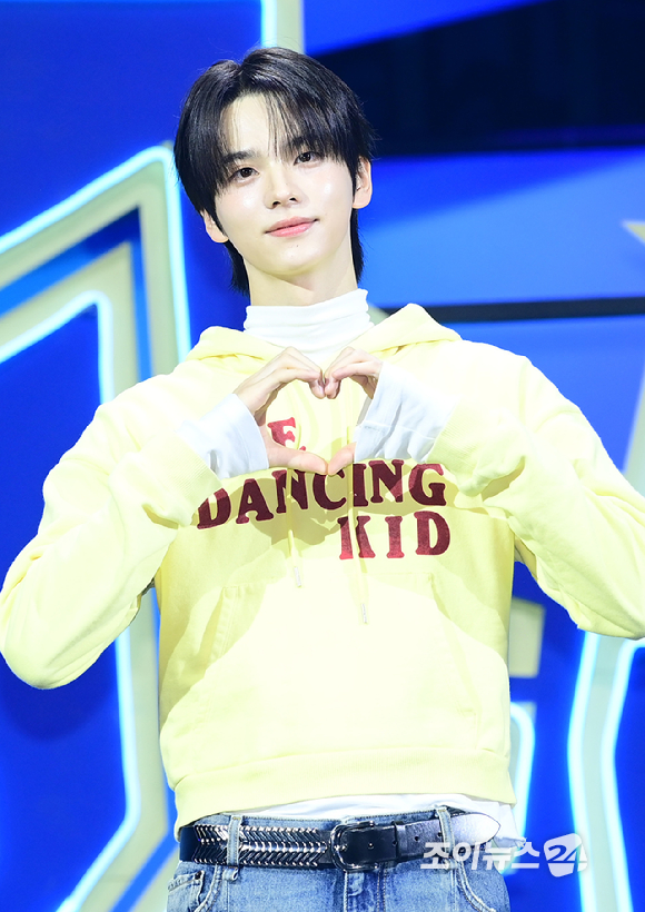 그룹 투어스 신유가 13일 오후 서울 광진구 예스24라이브홀에서 열린 투어스(TWS) 네 번째 미니앨범 'play hard' 발매 쇼케이스에 참석하고 있다. [사진=정소희 기자]