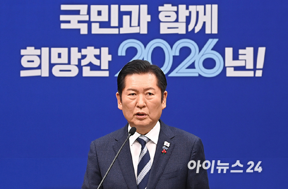 더불어민주당 문진석 원내운영수석부대표, 이용우 원내부대표(왼쪽), 김현정 원내대변인(오른쪽)이 26일 서울 여의도 국회사무처 의안과에서 통일교 특검법안을 제출하고 있다. [사진=연합뉴스]