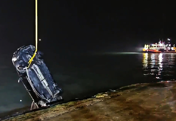 2일 오후 전남 진도군 임회면 진도항 인근 해상으로 빠진 일가족 탑승 차량이 인양되고 있다. 2025.6.2 [사진=연합뉴스]