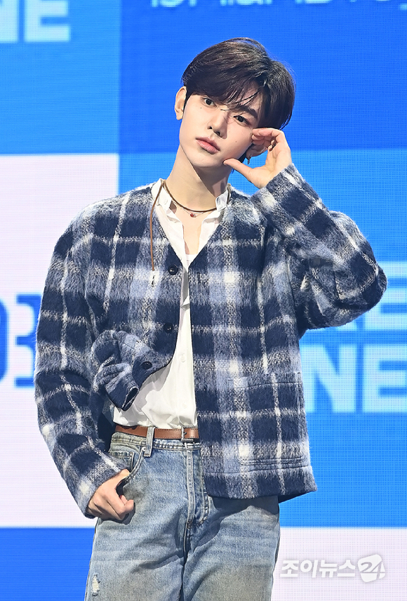 그룹 제로베이스원(ZEROBASEONE) 장하오가 24일 오후 서울 용산구 블루스퀘어에서 열린 미니 5집 '블루 파라다이스(BLUE PARADISE)' 발매 기념 쇼케이스에서 포토타임을 갖고 있다. [사진=곽영래 기자]