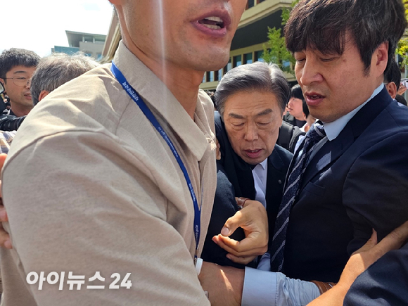 김형석 독립기념관장이 8일 국회 소통관에서 기자회견을 마치고 계단을 내려오다가 취재진에 둘러 싸여 있다. [사진=라창현 기자]