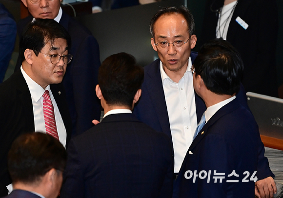 국민의힘 추경호 원내대표와 배준영 원내수석부대표가 25일 오후 서울 여의도 국회에서 열린 본회의에서 더불어민주당 박성준 원내수석부대표가 대화를 하고 있다. [사진=곽영래 기자]