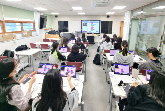 2025년 금빛학교 내 진학 관련 프로그램에서 학생들이 교육을 받고 있다. [사진=금천구]