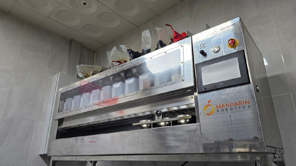 만다린로보틱스의 '엑스 웍'이 낚지 볶음을 웍 요리 방식으로 조리하고 있다. [사진=설재윤 기자]