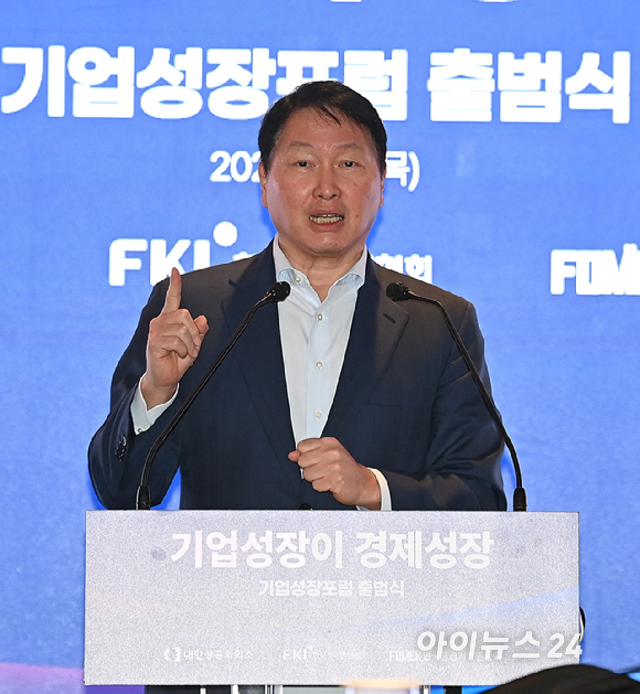 최태원 대한상의 회장이 4일 서울 중구 롯데호텔 사파이어볼룸에서 대한상공회의소&middot;한국경제인협회&middot;한국중견기업연합회가 연 기업성장포럼 출범식에서 기조연설을 하고 있다. [사진=곽영래 기자]