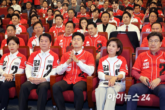 김용태 국민의힘 비상대책위원장과 권성동 원내대표를 비롯한 공동선거대책위원장들이 3일 오후 서울 여의도 국회 도서관에 마련된 제21대 대통령선거 개표상황실에서 개표 방송을 시청하고 있다. [사진=정소희 기자]