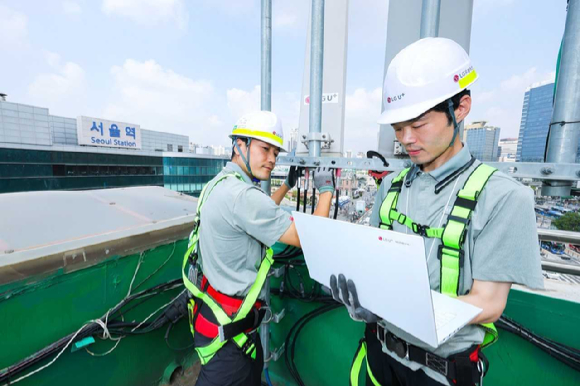 SK텔레콤과 SK오앤에스 엔지니어가 고속터미널역 인근에서 통신장비를 점검하는 모습. [사진=SKT]