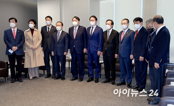 윤석열 국민의힘 대선 후보(왼쪽에서 다섯번째)와 최태원 대한상의 회장(왼쪽에서 여섯번째) 및 참석자들이 16일 오전 서울 중구 대한상공회의소에서 열린 간담회에서 기념촬영을 하고 있다. [사진=국회사진취재단]