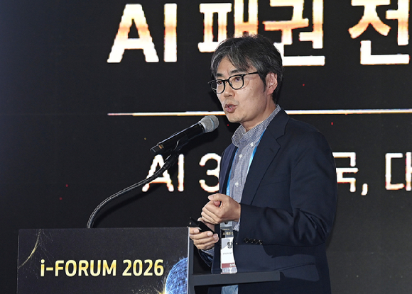 종합경제미디어 아이뉴스24의 대표 지식 컨퍼런스 '아이포럼 2026'이 22일 서울 용산구 서울드래곤시티 한라홀에서 'AI 패권 전쟁, 새로운 질서: AI 3대 강국, 대한민국의 현재와 미래'를 주제로 열린 가운데 좌장을 맡은 박수한 광운대학교 로봇학부 교수가 진하영 리얼월드(RLWRLD) 사업개발 이사, 이시행 LG AI연구원, 황정훈 한국전자기술연구원 지능로보틱스연구센터 센터장과 토론을 하고 있다. [사진=곽영래 기자]