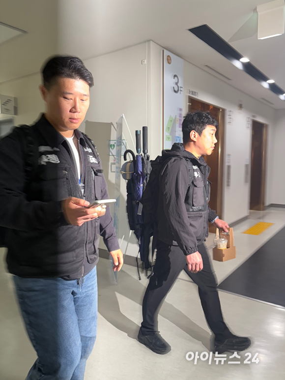 삼성전자 최대 노조인 초기업노동조합 삼성전자지부(이하 초기업노조) 최승호 위원장이 13일 오전 2시 53분께 세종시 정부세종청사 중앙노동위원회에서 열린 2차 사후조정회의가 끝난 뒤 취재진과 만나 이야기하고 있다. [사진=권서아 기자]