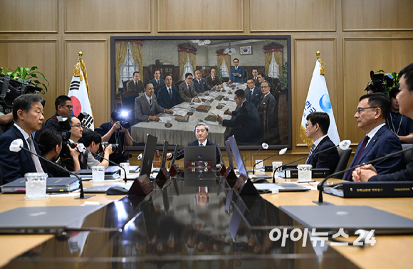 신현송 한국은행 총재가 28일 서울 중구 한국은행 본관에서 열린 취임 후 첫 금융통화위원회 본회의를 주재하고 있다. [사진=사진공동취재단]