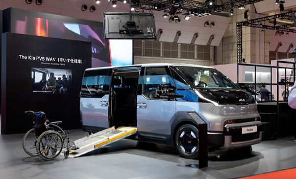 '2025 재팬모빌리티쇼' 기아관 전경. (왼쪽부터) PV5 슈필라움 글로우캐빈, PV5 패신저, PV5 카고. [사진=기아]