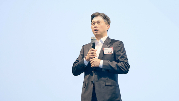 SK하이닉스 최고경영진과 협력사 대표들이 20일 서울 광진구 그랜드 워커힐에서 열린 '2026년 동반성장협의회 정기총회'를 마치고 기념사진을 찍고 있다. [사진=SK하이닉스]