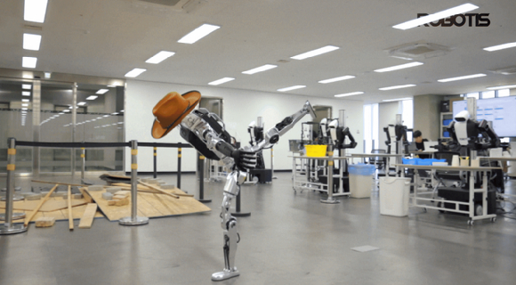 로보티즈의 이족보행 휴머노이드 AI Sapiens(AI 사피엔스)가 외발서기를 하고 있다. [사진=로보티즈]