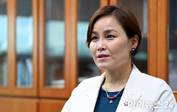 한국 축구 국가대표팀 주장 손흥민이 지난달 24일(현지시간) 멕시코 몬테레이 스타디움에서 열린 2026 북중미 월드컵 A조 3차전 남아프리카공화국과의 경기에서 0대1로 패배한 뒤 아쉬워 하고 있다. [사진=연합뉴스]