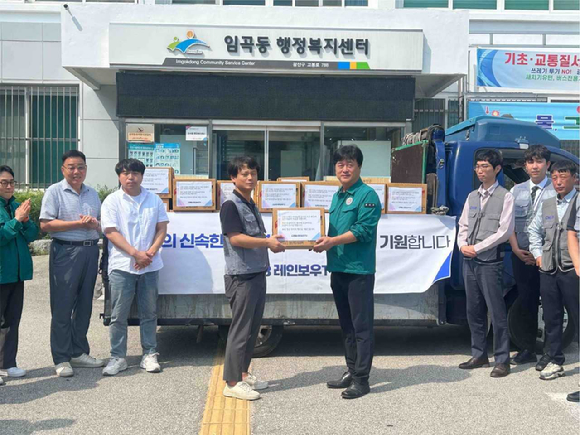 CMB가 임곡동행정복지센터에 구호품을 전달하고 있는 모습. [사진=CMB]
