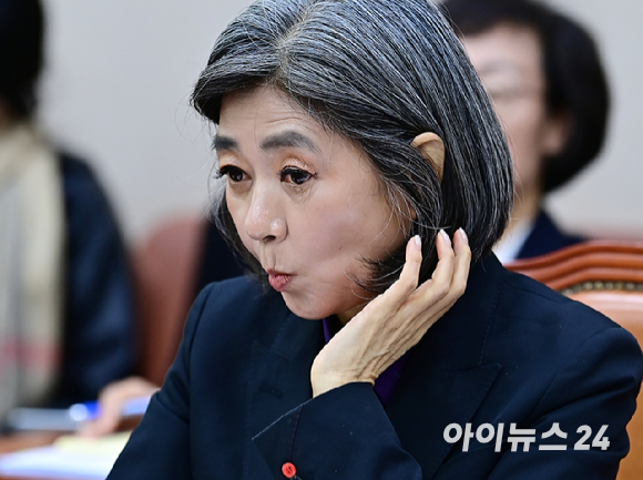 김행 여성가족부 장관 후보자가 5일 오전 서울 여의도 국회 여성가족위원회에서 열린 인사청문회에서 의원 질의를 경청하고 있다. [사진=곽영래 기자]