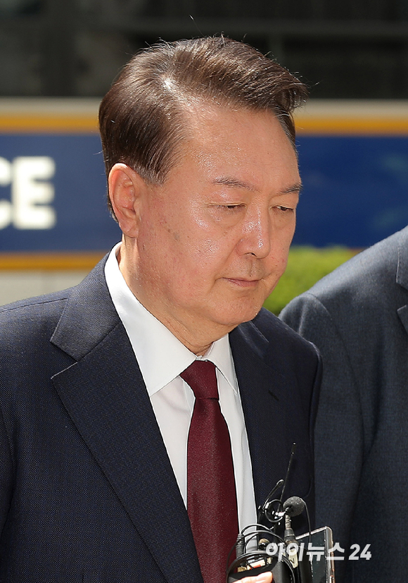 내란 우두머리 혐의로 기소된 윤석열 전 대통령이 12일 서울 서초구 중앙지법에서 오후부터 재개되는 공판에 출석하고 있다. [사진=사진공동취재단]