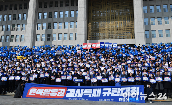 이재명 더불어민주당 대표가 지난 17일 오전 서울 여의도 국회 본청 계단에서 열린 윤석열 정권 검사독재 규탄대회에서 발언하고 있다. [사진=김성진 기자]