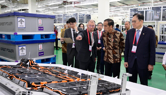 (사진 왼쪽부터)정의선 현대차그룹 회장이 조코 위도도(Joko Widodo) 인도네시아 대통령과 지난해 7월 현대차그룹과 LG에너지솔루션이 인도네시아에 세운 배터리셀 합작공장 HLI그린파워에서 생산한 배터리셀을 살펴보고 있다. [사진=현대자동차]