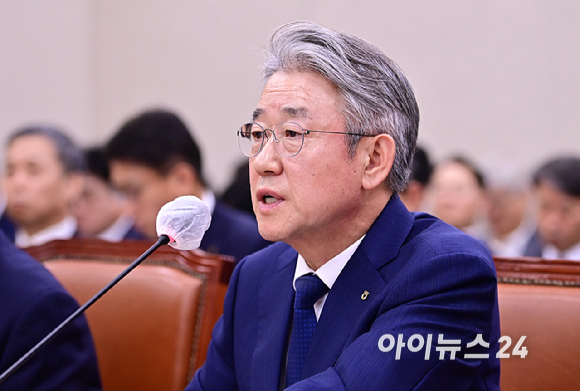 강호동 농협중앙회장이 18일 오전 서울 여의도 국회 농림축산식품해양수산위원회에서 열린 농업협동조합중앙회·농협경제지주·농협금융지주 국정감사에서 의원 질의에 답하고 있다. [사진=곽영래 기자]