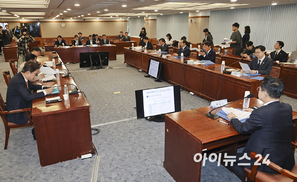 국회 '윤석열 정권 정치검찰 조작기소 의혹 사건 진상규명 국정조사특별위원회(국조특위)'가 23일 오전 서울 영등포구 금융감독원에 '쌍방울 주가 조작 무마 의혹'과 관련해 현장조사를 실시하고 있다. [사진=국회사진기자단]