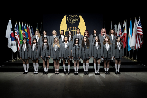 하이브 x 게펜 레코드의 걸그룹 오디션 프로젝트 '더 데뷔: 드림아카데미(The Debut: Dream Academy)'에 참여하는 한국인 연습생 나영과 윤채. [사진=하이브]