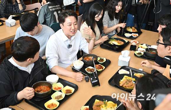 이준석 개혁신당 대선 후보가 21일 경기 성남시 가천대학에서 진행한 '학식먹자 이준석' 행사에서 학생들과 점심을 먹으며 대화를 나누고 있다. [사진=곽영래 기자]