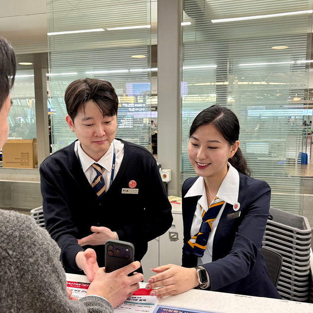 이스타항공이 국내외 공항에서 근무하는 직원의 구사 가능 언어를 유니폼 배지로 표시하는 외국어 지원 서비스를 시행한다. [사진=이스타항공]