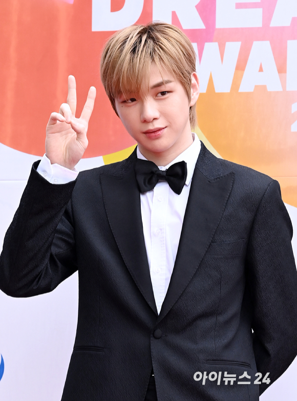 가수 강다니엘이 25일 오후 서울 잠실학생체육관에서 열린 '2022 K 글로벌 하트 드림 어워즈' 레드카펫에 참석해 포즈를 취하고 있다. [사진=김성진 기자]