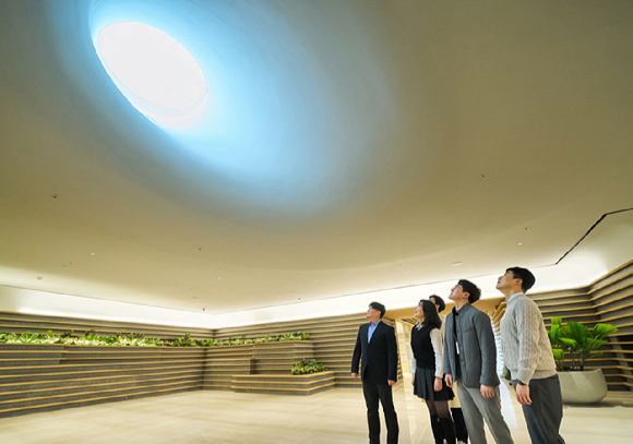 LG 직원들이 LG트윈타워 지하 1층에 새로 조성된 '틴들(Tyndall)'에서 햇빛이 들어오는 천장을 바라보고 있다. [사진=LG]