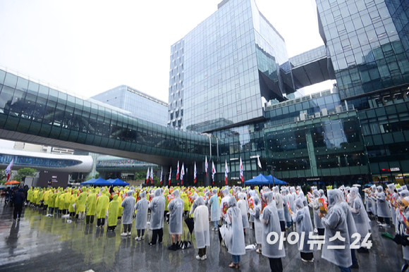 카카오 노조가 20일 경기도 성남시 분당구 판교역 광장에서 카카오지회 임단협 승리 결의대회를 진행하고 있다. [사진=정소희 기자]