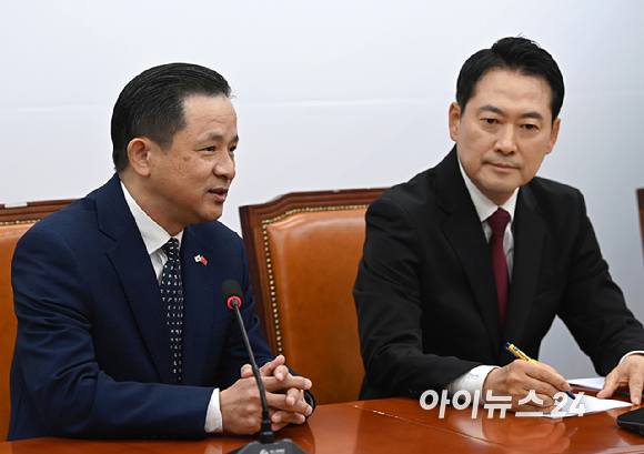 다이 빙 주한중국대사가 21일 서울 여의도 국회에서 장동혁 국민의힘 대표를 예방해 인사말을 하고 있다. [사진=곽영래 기자]