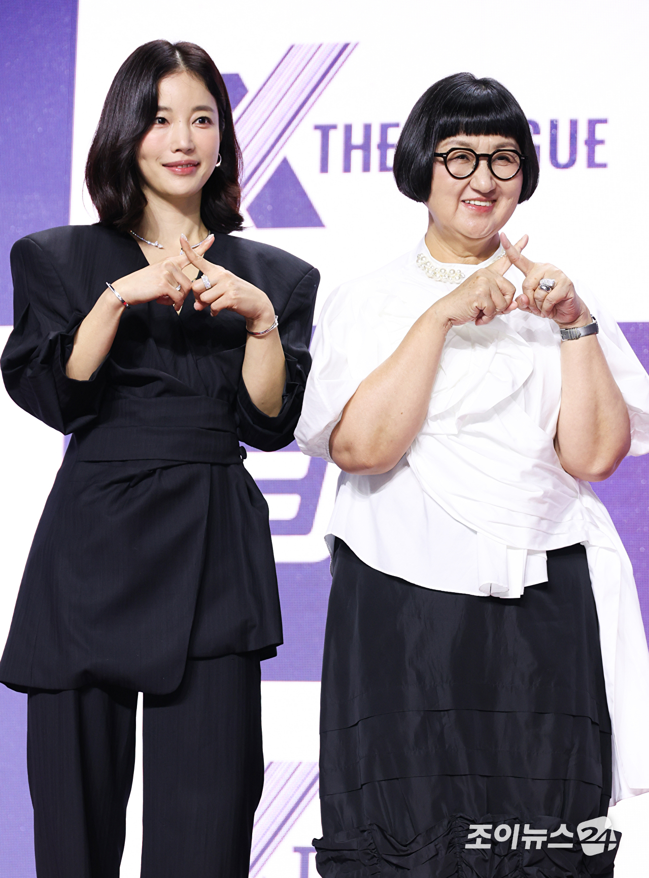 배우 기은세, 기업인 노희영이 30일 오전 서울 마포구 상암동 큐브컨벤션센터에서 진행된 ENA 신규 예능프로그램 '엑스 더 리그(X THE LEAGUE)' 제작발표회에 참석해 포즈를 취하고 있다. [사진=문수지 기자]