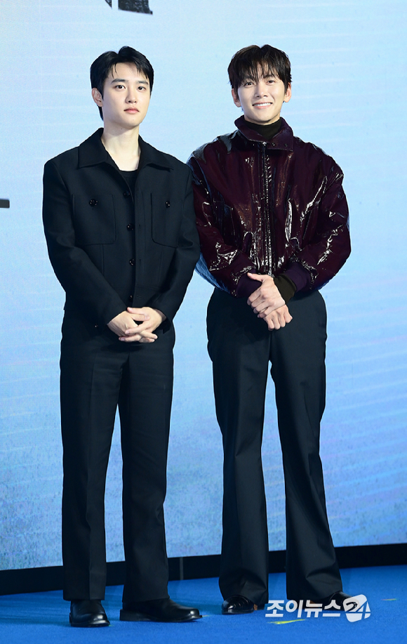 배우 도경수와 지창욱이 3일 오전 서울 영등포구 콘래드 서울에서 열린 디즈니 플러스 오리지널 '조각도시' 제작발표회에 참석하고 있다. [사진=정소희 기자]