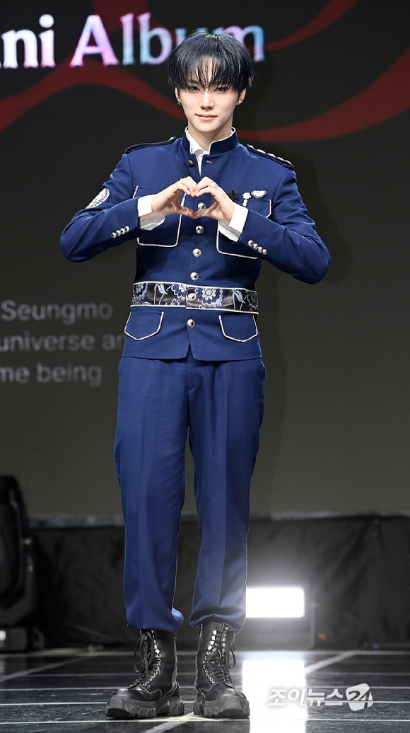 그룹 앰퍼샌드원(AMPERS&ONE) 윤시윤이 8일 서울 용산구 노들섬 라이브하우스에서 열린 미니 4집 '데피니션'(DEFINITION) 발매 기념 쇼케이스에서 포토타임을 갖고 있다. [사진=곽영래 기자]