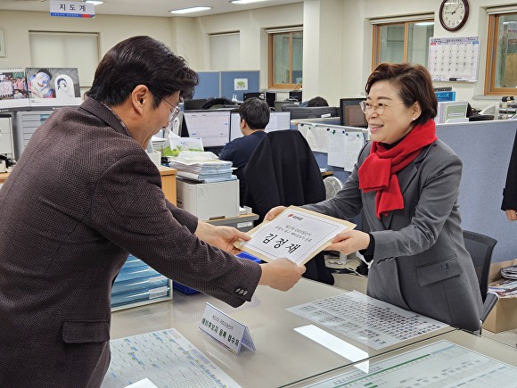 지난 2일 김정재 의원이 선관위를 찾아 예비후보 등록을 하고 있다. [사진=김정재 국회의원 사무실]