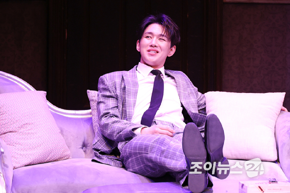 배우 오승훈이 19일 오후 서울 종로구 동숭동 대학로티오엠에서 진행된 연극 '오펀스' 프레스콜에 참석해 열연을 펼치고 있다. [사진=문수지 기자]