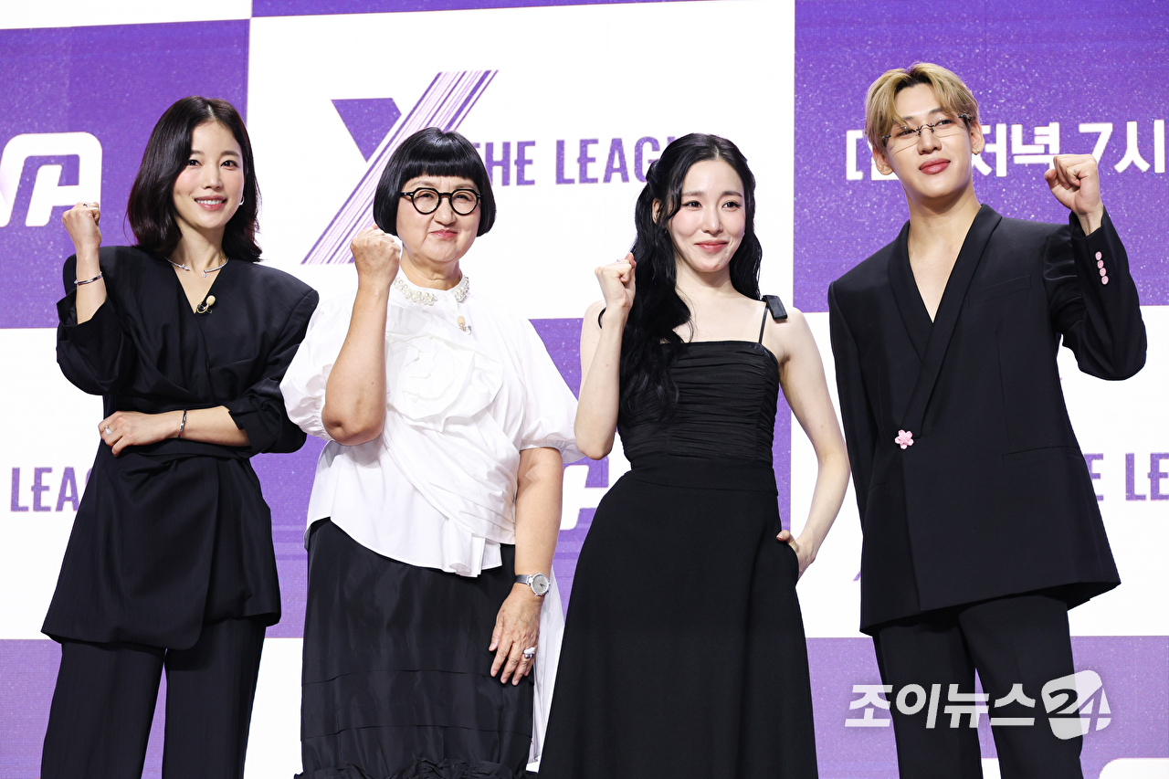 배우 기은세, 기업인 노희영, 그룹 소녀시대 티파니, 갓세븐 뱀뱀이 30일 오전 서울 마포구 상암동 큐브컨벤션센터에서 진행된 ENA 신규 예능프로그램 '엑스 더 리그(X THE LEAGUE)' 제작발표회에 참석해 포즈를 취하고 있다. [사진=문수지 기자]