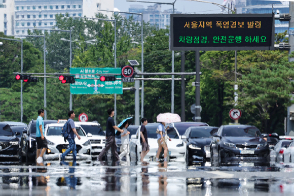 서울 한낮 기온이 35도까지 오르며 무더운 날씨를 보인 12일 서울 영등포구 여의대로에 아지랑이가 피어오르고 있다. 2026.7.1 [사진=연합뉴스]