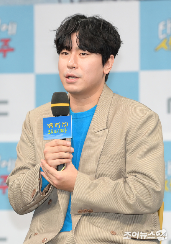 웹툰작가 기안84와 배우 이시언이 9일 오후 서울 마포구 상암동 MBC 사옥에서 열린 MBC 신규 예능 프로그램 '태어난 김에 세계일주' 제작발표회에 참석하고 있다. [사진=정소희 기자]