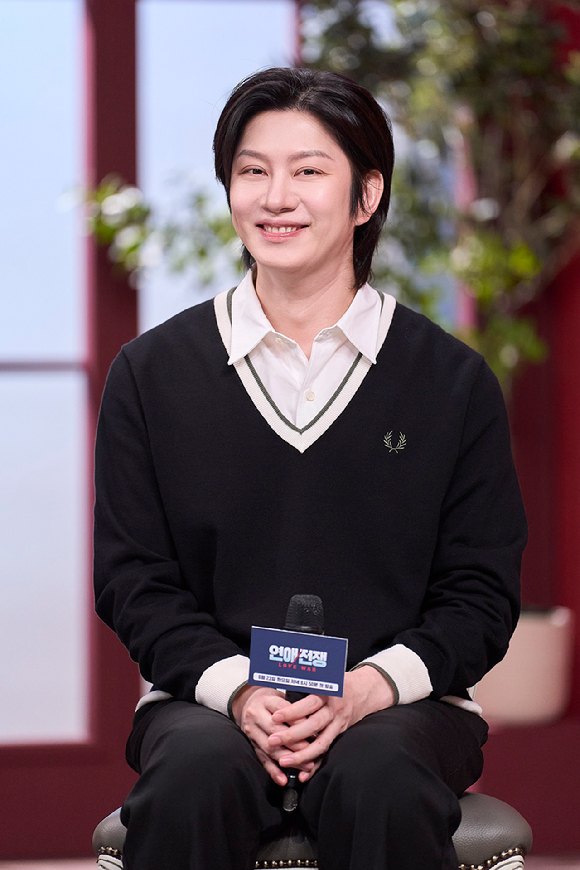 김희철이 JTBC 예능 '연애전쟁' 제작발표회에서 포즈를 취하고 있다. [사진=JTBC]