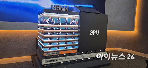 지난달 22일 서울 강남구 코엑스에서 개막한 반도체대전(SEDEX)의 SK하이닉스 전시관에 마련된 HBM4 전시공간. [사진=박지은 기자]